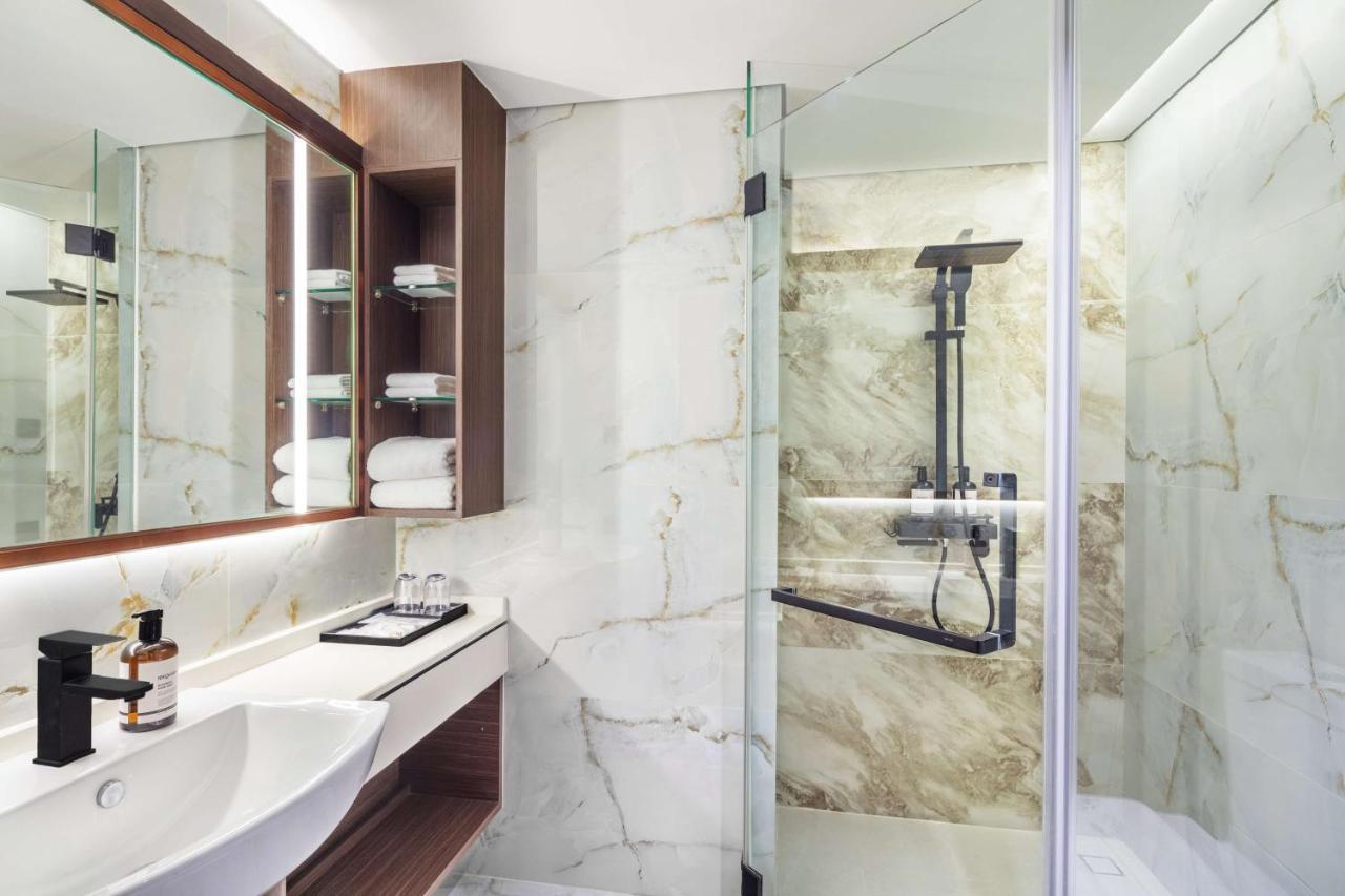 Best Western Click Sathorn 11 Banguecoque Exterior foto
