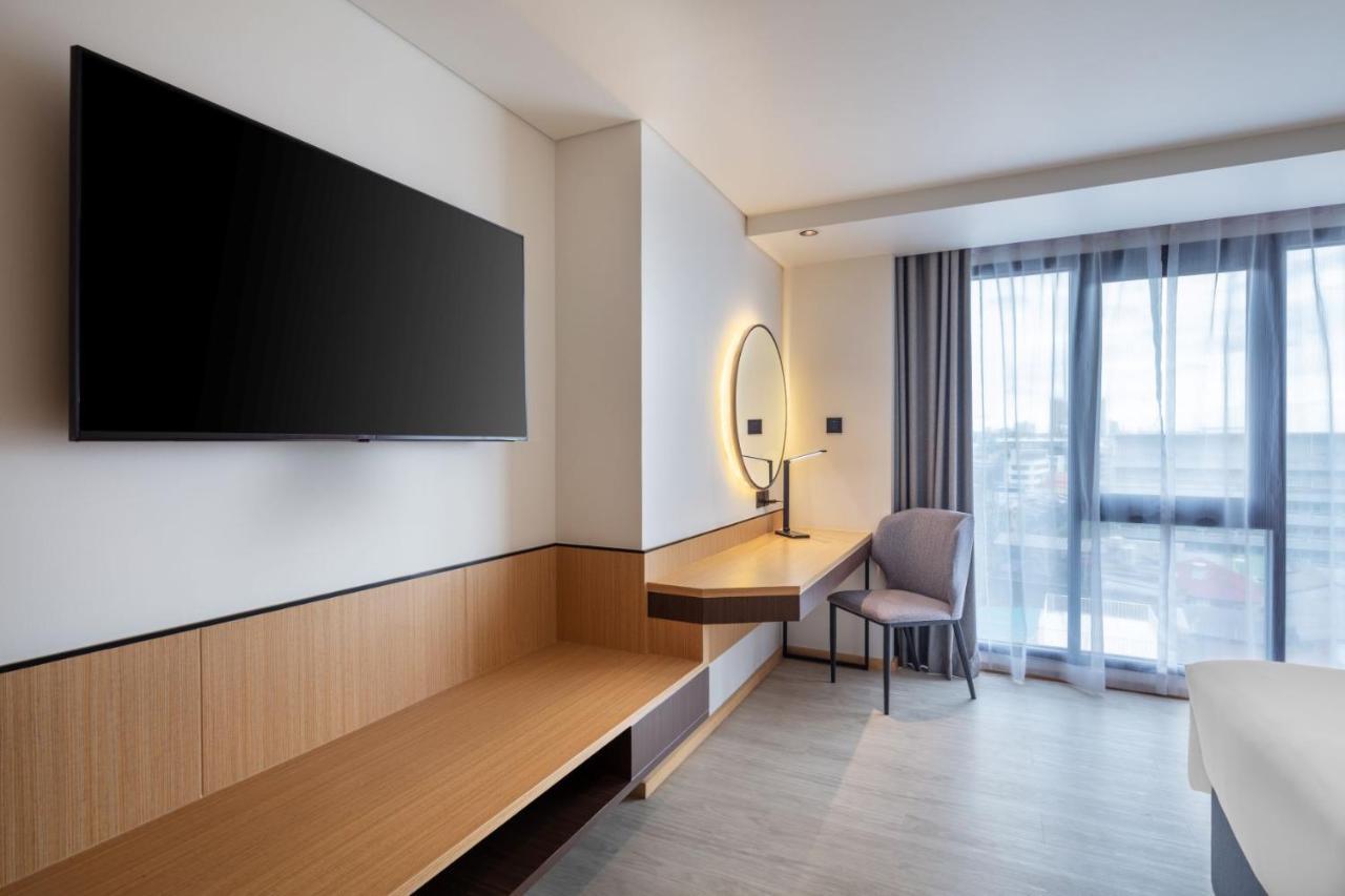 Best Western Click Sathorn 11 Banguecoque Exterior foto