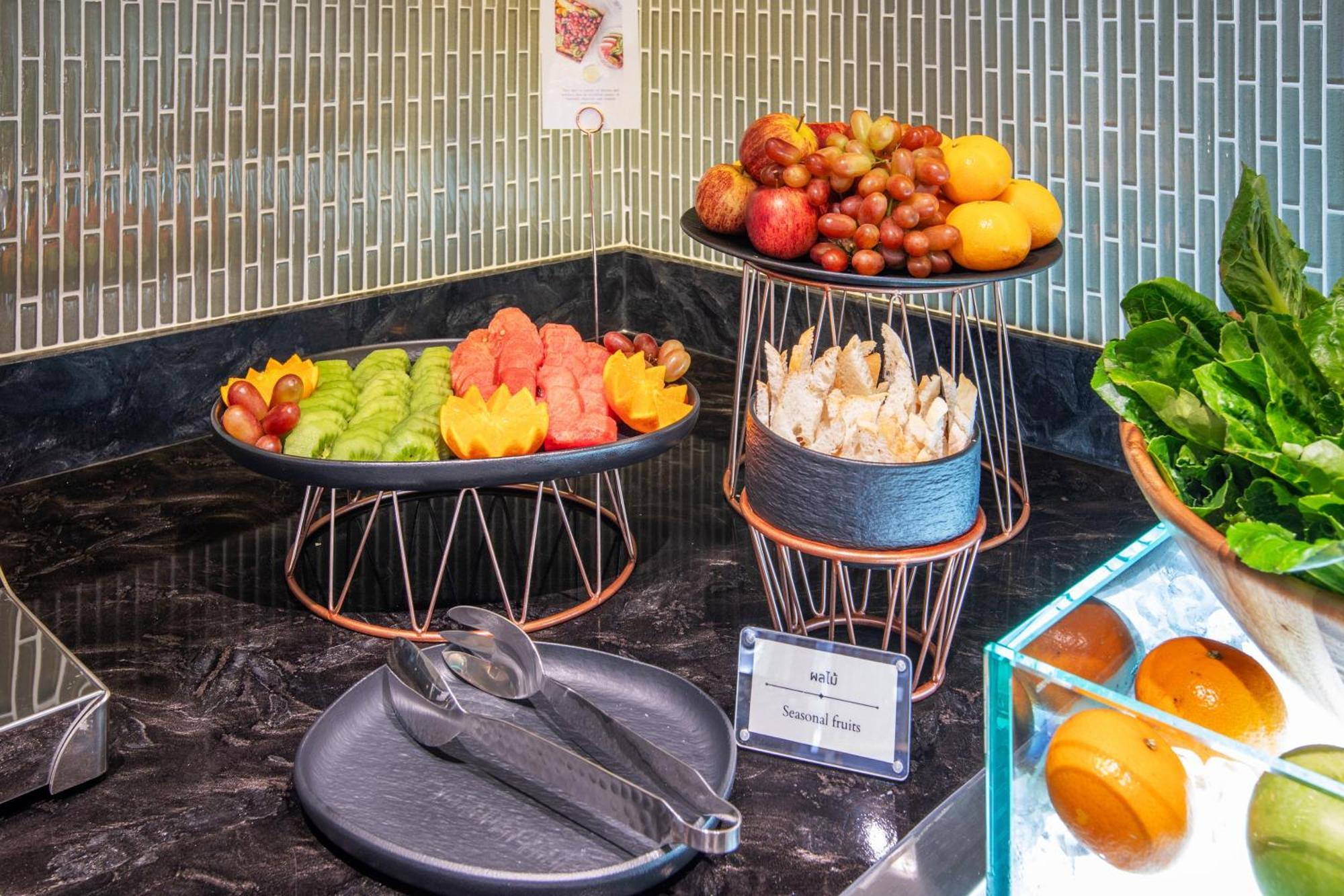 Best Western Click Sathorn 11 Banguecoque Exterior foto